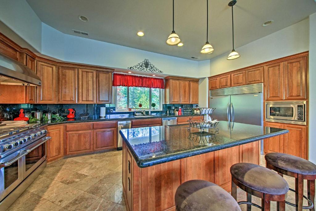 Massive Grand Getaway on Pend Oreille River! - image 7