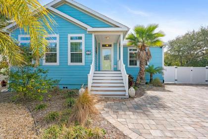 Sparkling Blue Pool Home! Walk to Beach Publix - image 5