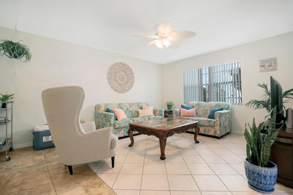 1 Block From St Aug Beach Tropical Apt w Patio - image 3