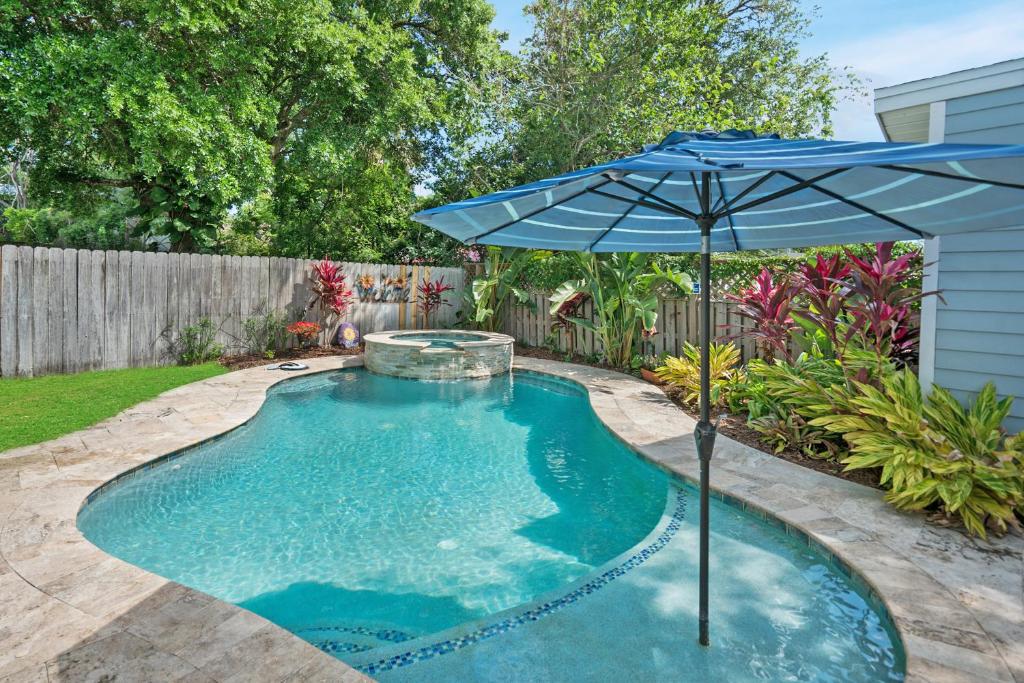 Charming Cottage w Pool Walkable to Downtown - main image