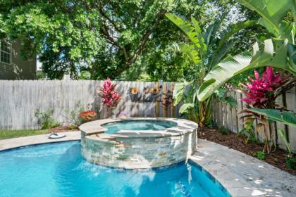 Charming Cottage w Pool Walkable to Downtown - image 2