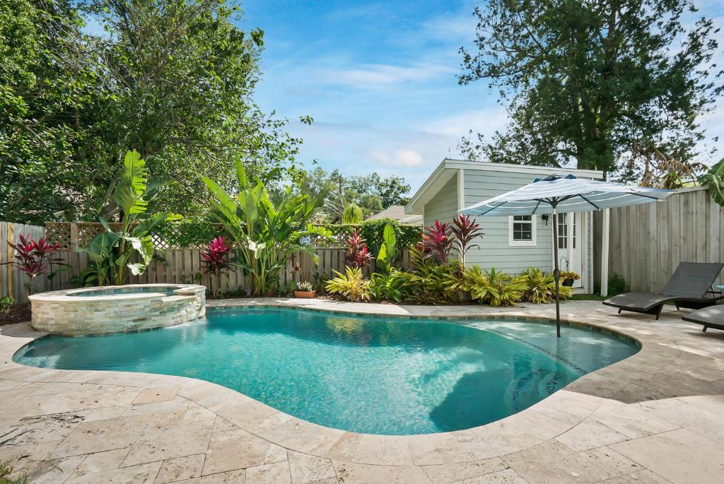 Charming Cottage w Pool Walkable to Downtown - image 5