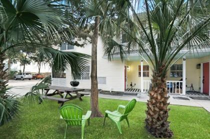 1 Block From St Aug Beach and A Street Apt with Patio and Parking - image 2