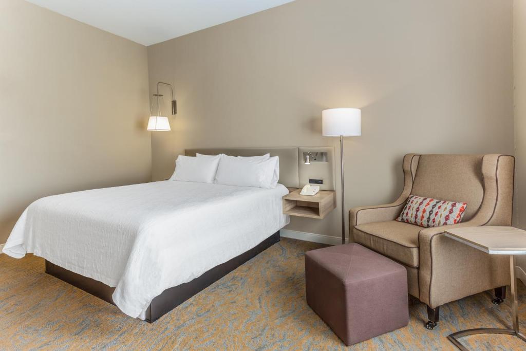 Hilton Garden Inn Saint Charles - image 4