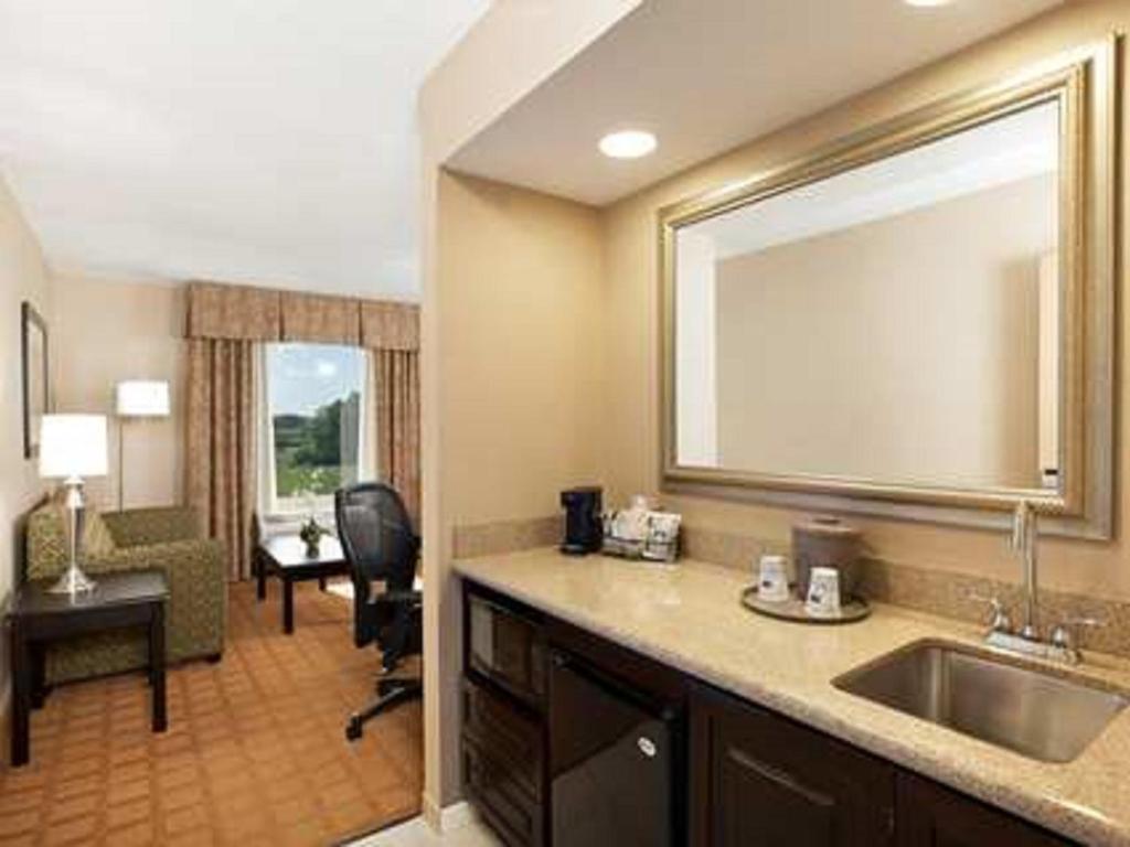 Hampton Inn & Suites Chicago/Saint Charles - image 4