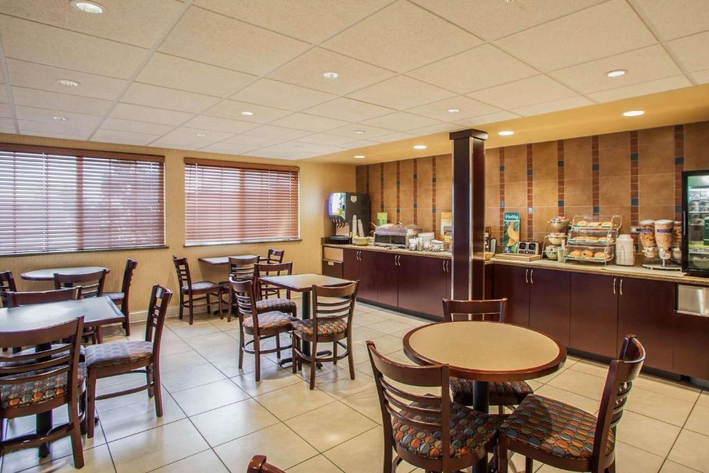 Quality Inn and Suites St Charles -West Chicago - image 2