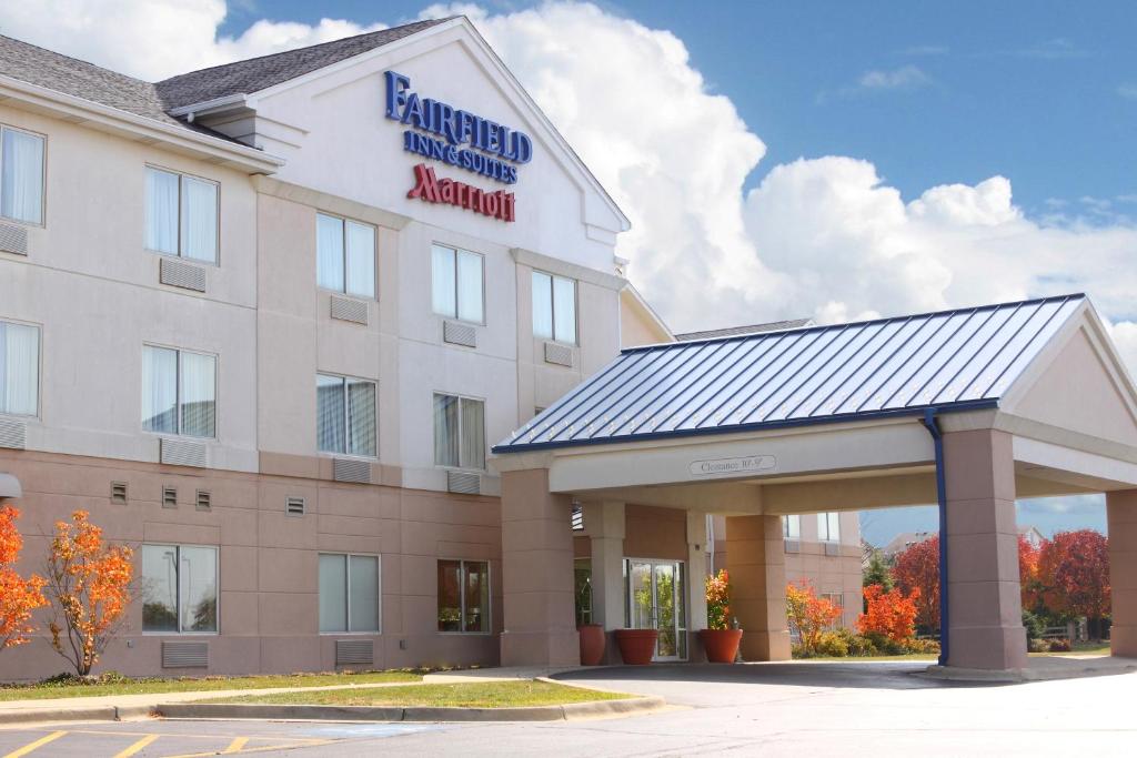 Fairfield Inn and Suites by Marriott Chicago St. Charles - main image