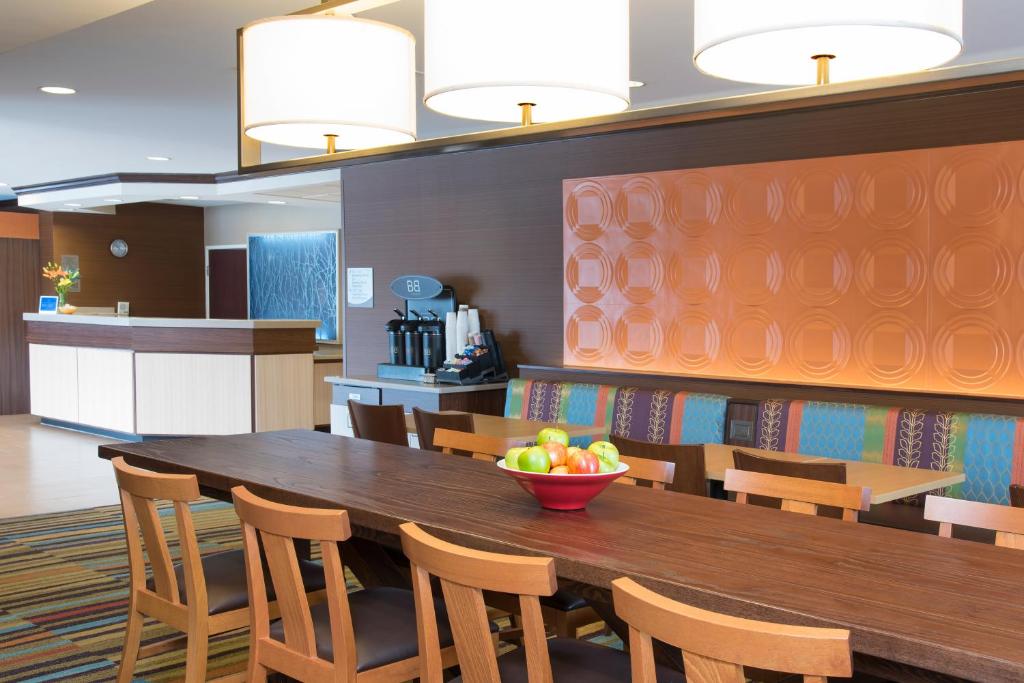 Fairfield Inn and Suites by Marriott Chicago St. Charles - image 3