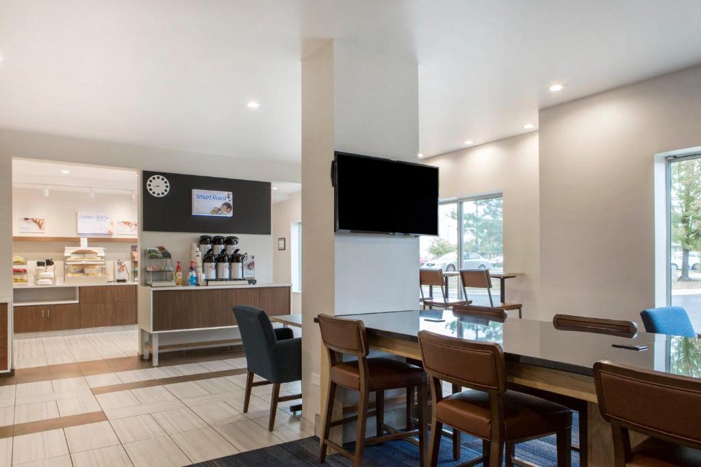 Holiday Inn Express and Suites Chicago West - St Charles an IHG Hotel - image 2