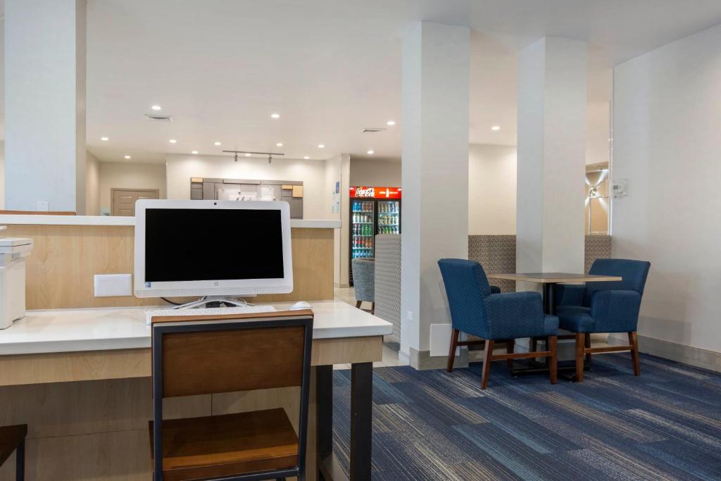 Holiday Inn Express and Suites Chicago West - St Charles an IHG Hotel - image 6