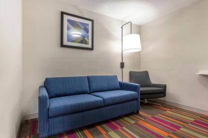 Holiday Inn Express and Suites Chicago West - St Charles an IHG Hotel - image 7