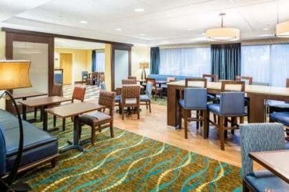 Hampton Inn St. Louis-St. Charles - image 3