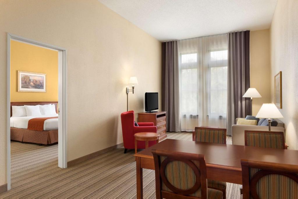 Country Inn & Suites by Radisson St. Charles MO - image 6