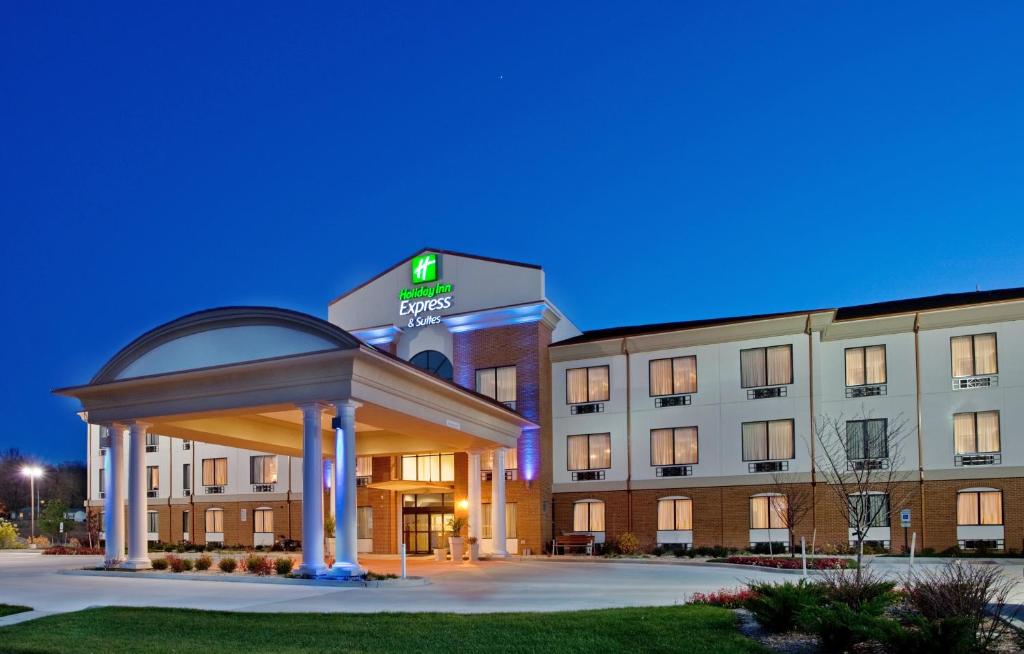 Holiday Inn Express Hotel & Suites St. Charles an IHG Hotel - main image