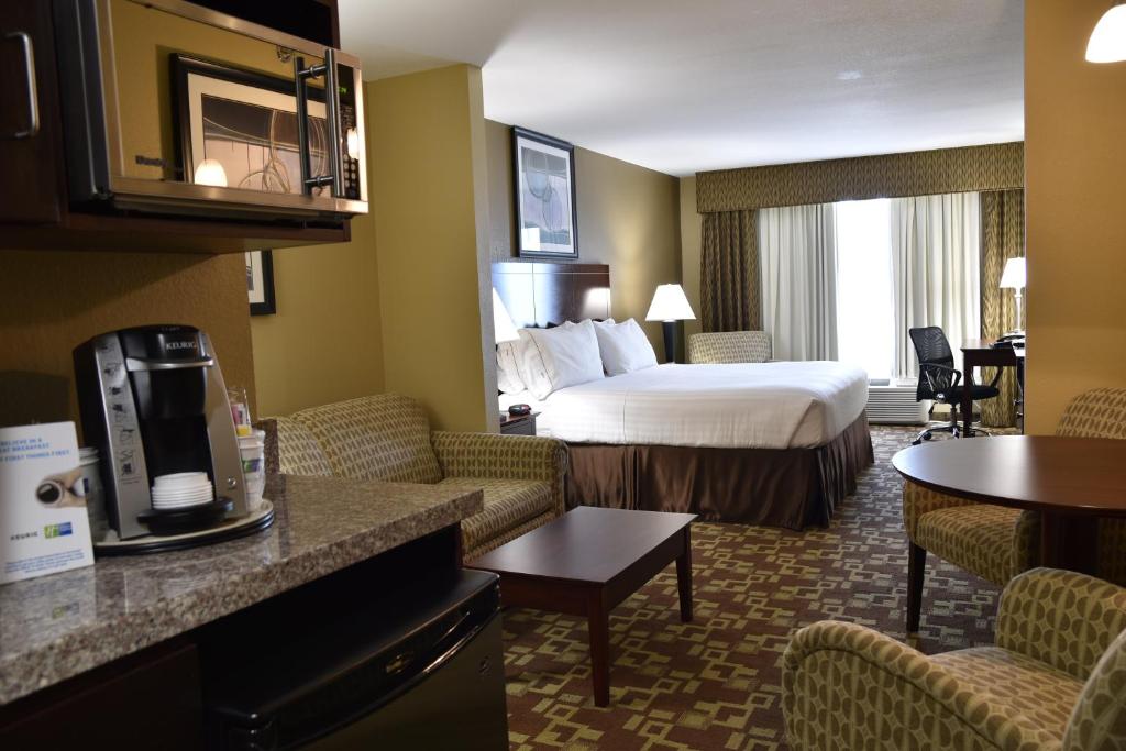 Holiday Inn Express Hotel & Suites St. Charles an IHG Hotel - image 4