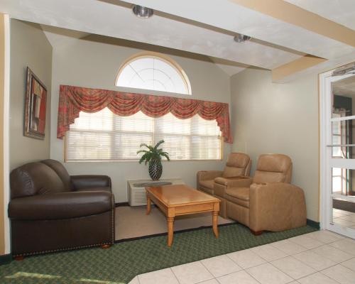 Knights Inn & Suites St. Clairsville - image 3