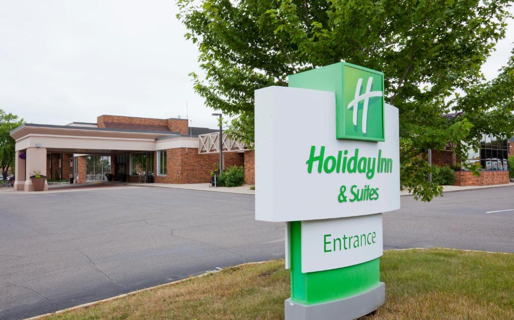 Holiday Inn Hotel And Suites St. Cloud - image 6