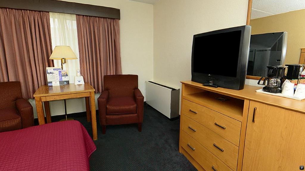 Americas Best Value Inn and Suites St. Cloud - image 5