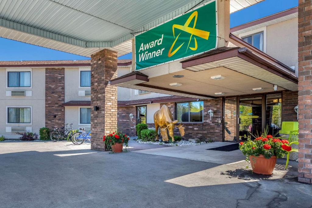 Quality Inn Saint Ignace - image 7