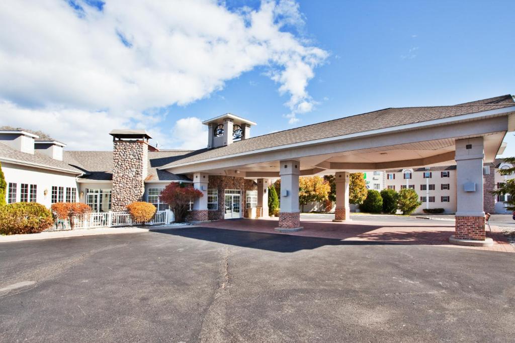 Holiday Inn Express Lake Front - St Ignace an IHG Hotel - main image