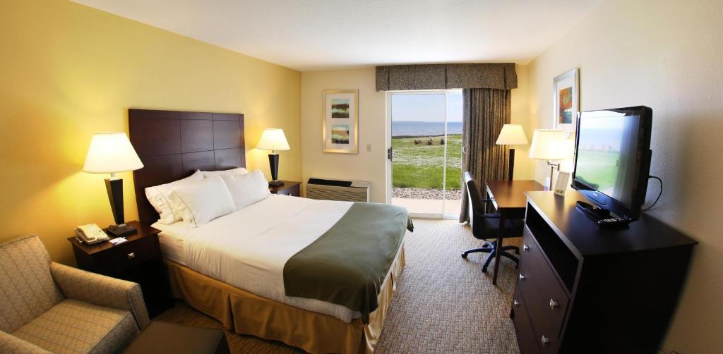 Holiday Inn Express Lake Front - St Ignace an IHG Hotel - image 3