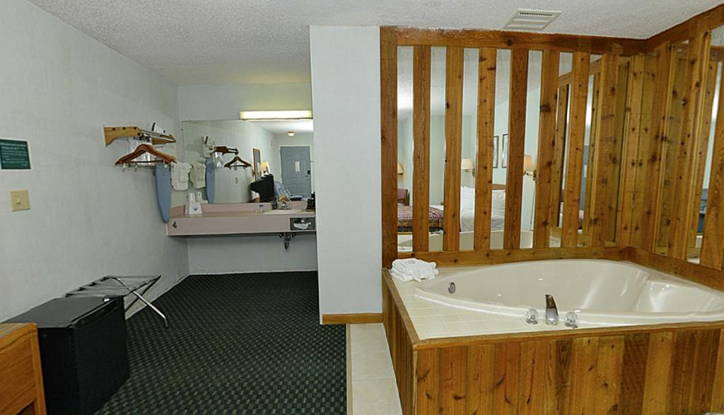 Americas Best Value Inn Saint Ignace - image 4