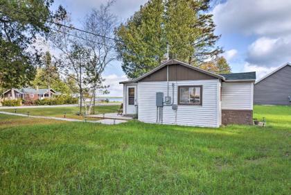 Lovely Lake Huron Studio Cottage with Beach and Kayaks - image 3