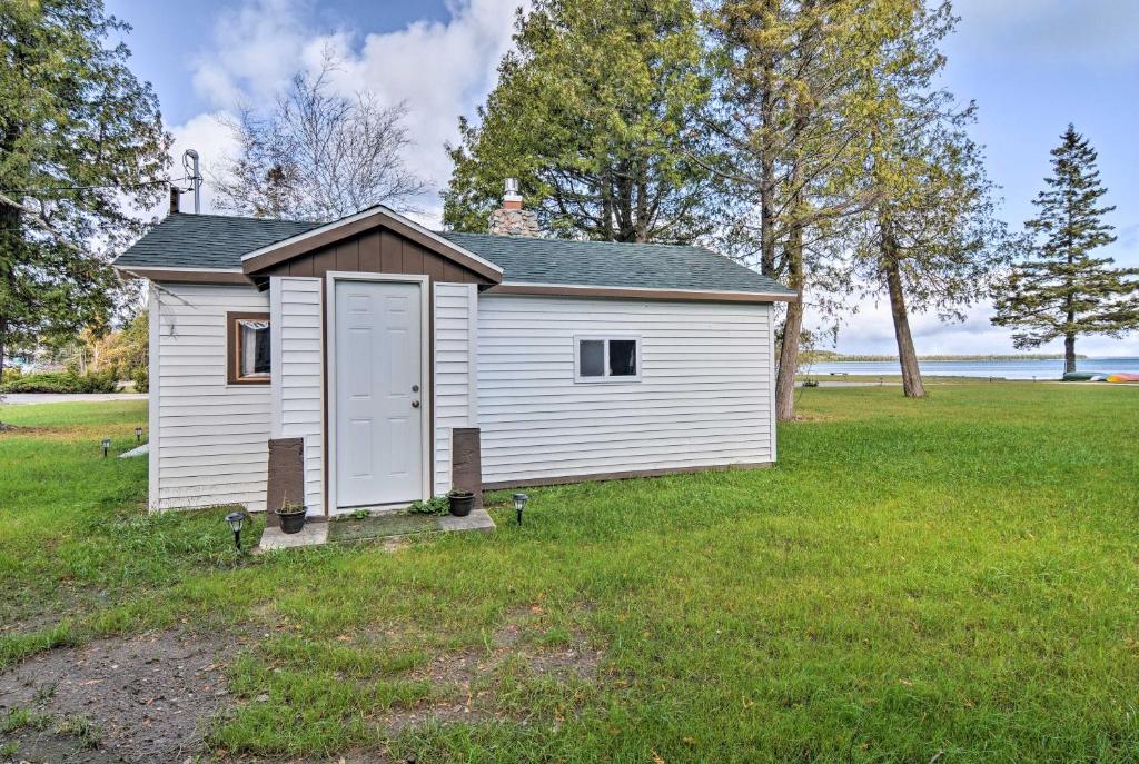 Lovely Lake Huron Studio Cottage with Beach and Kayaks - image 7