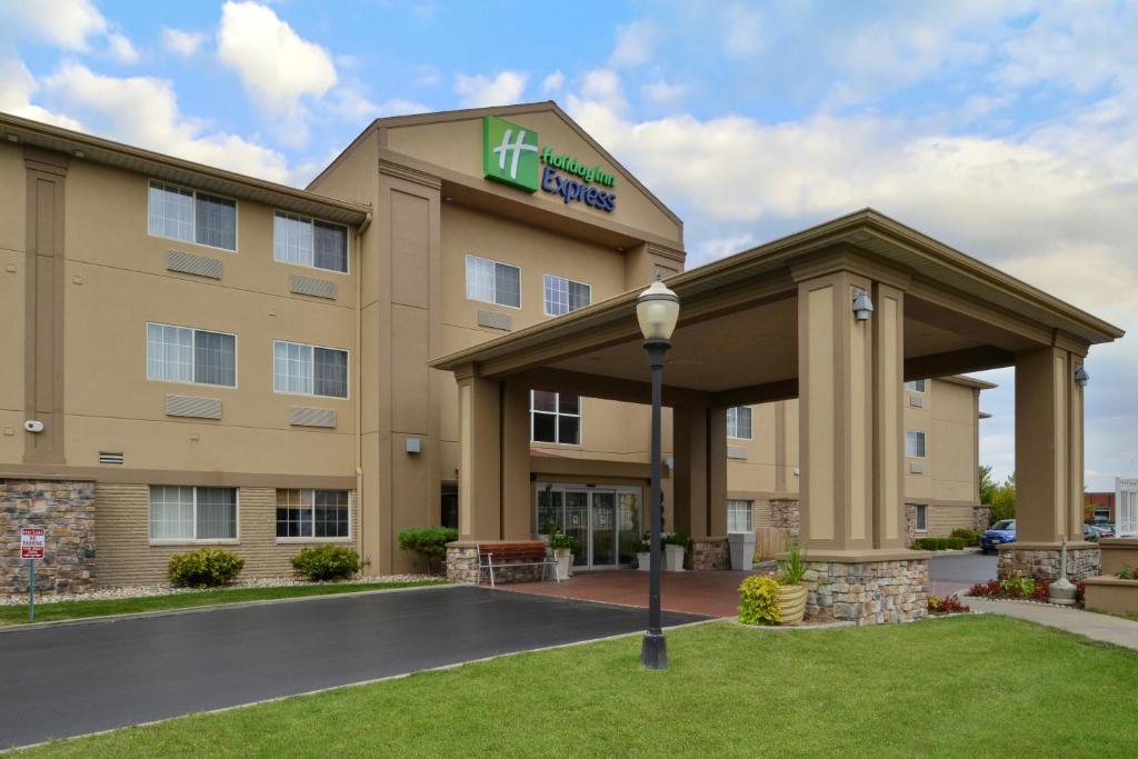 Holiday Inn Express Hotel & Suites-Saint Joseph an IHG Hotel - main image