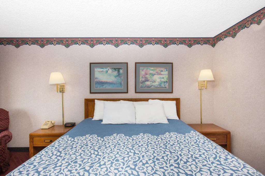 Americas Best Value Inn St. Joseph at I-29 - image 3