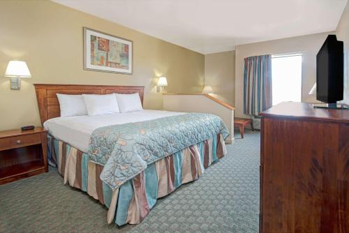 Days Inn by Wyndham Downtown St. Louis - image 2