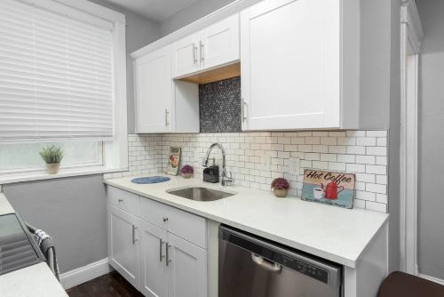 Trendy 1BR in Garden District - image 5