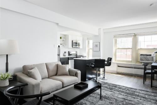 Modern CWE 2BR near BJC by Zencity - main image