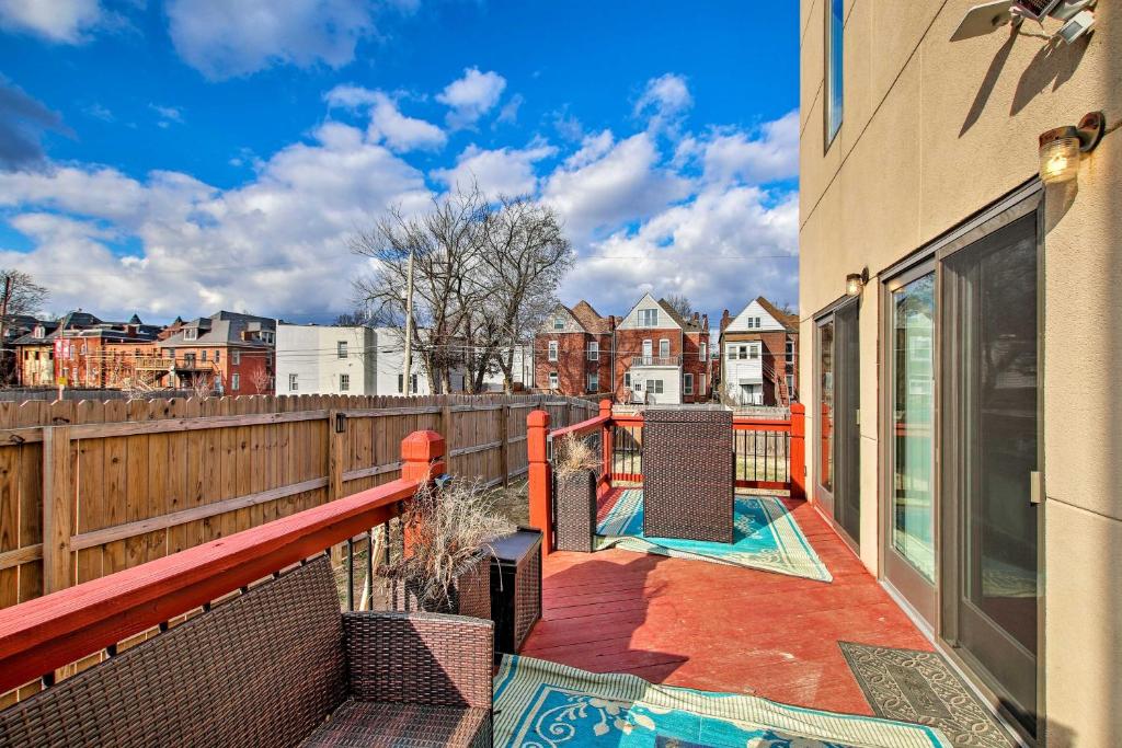 Vibrant St Louis Pad - Walk to Lindell Blvd! - image 3