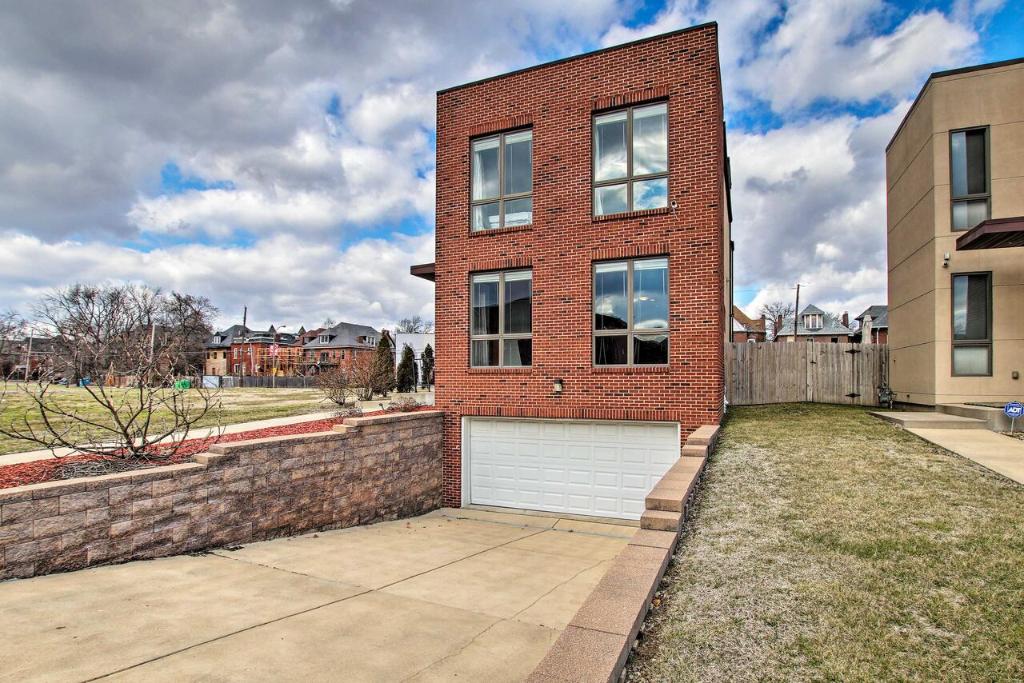 Vibrant St Louis Pad - Walk to Lindell Blvd! - image 5