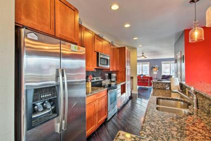 Vibrant St Louis Pad - Walk to Lindell Blvd! - image 9