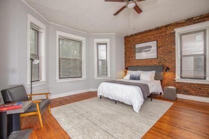 Spacious CWE 3BR near BJC by Zencity - image 8