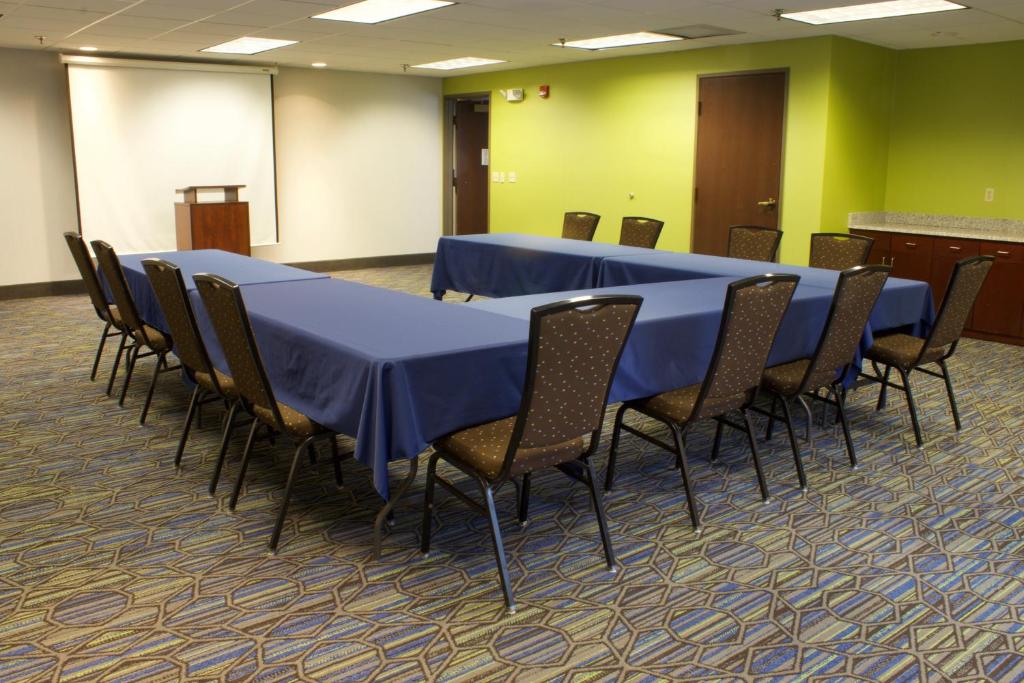 Holiday Inn Express Hotel & Suites-St. Paul an IHG Hotel - image 4