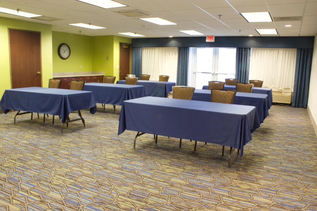 Holiday Inn Express Hotel & Suites-St. Paul an IHG Hotel - image 5