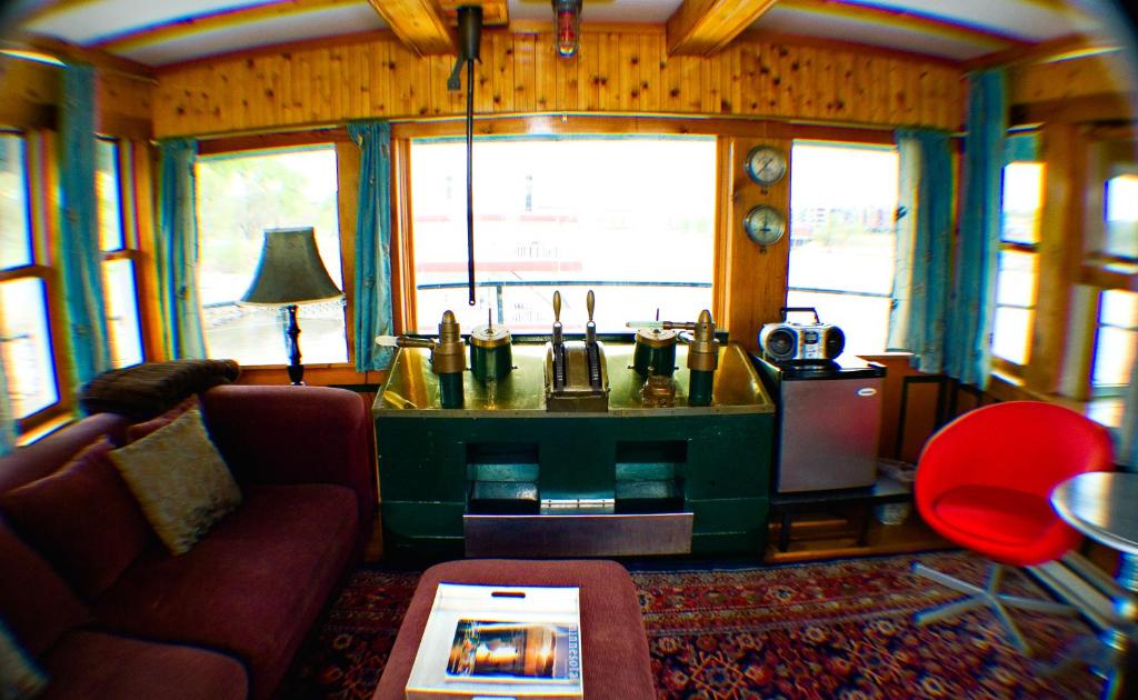 The Covington Houseboat - image 2