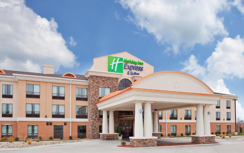 Holiday Inn Express Hotel and Suites Saint Robert an IHG Hotel - main image