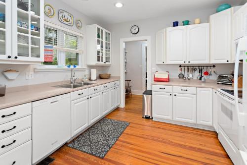 Large and Bright East Beach Home! - image 4