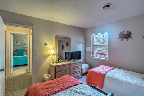 Chic St Simons Island Condo - 2 Miles From Ocean! - image 4