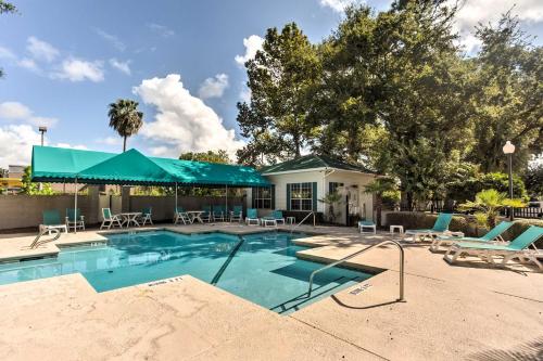 Chic St Simons Townhome with Patio and Pool Access! - main image