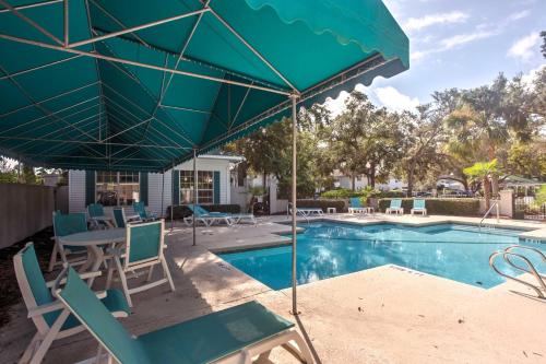 Chic St Simons Townhome with Patio and Pool Access! - image 3