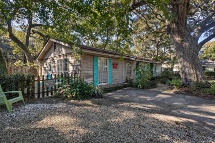 Cozy Coastal Cottage Walk to Shops and Beach! - image 7