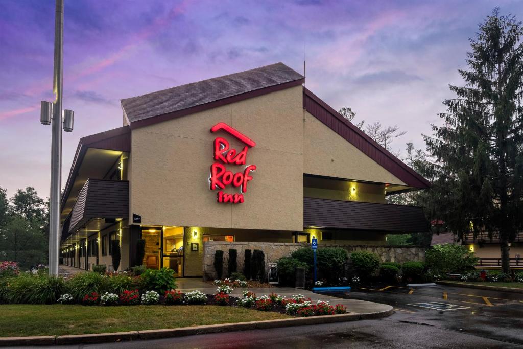 Red Roof Inn Salem - image 5