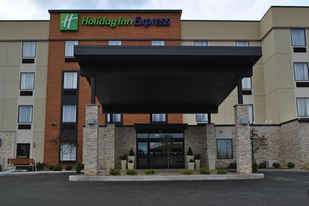 Holiday Inn Express Salem an IHG Hotel - main image