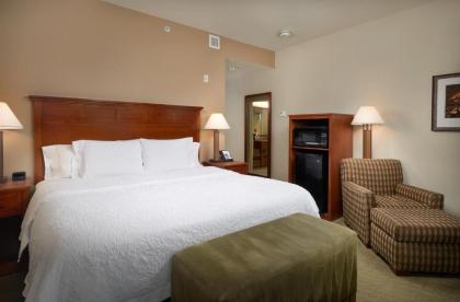Hampton Inn and Suites Salem - image 4