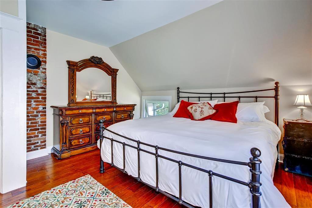 Historic and Charming Salem Home with Mill Creek Views! - image 2